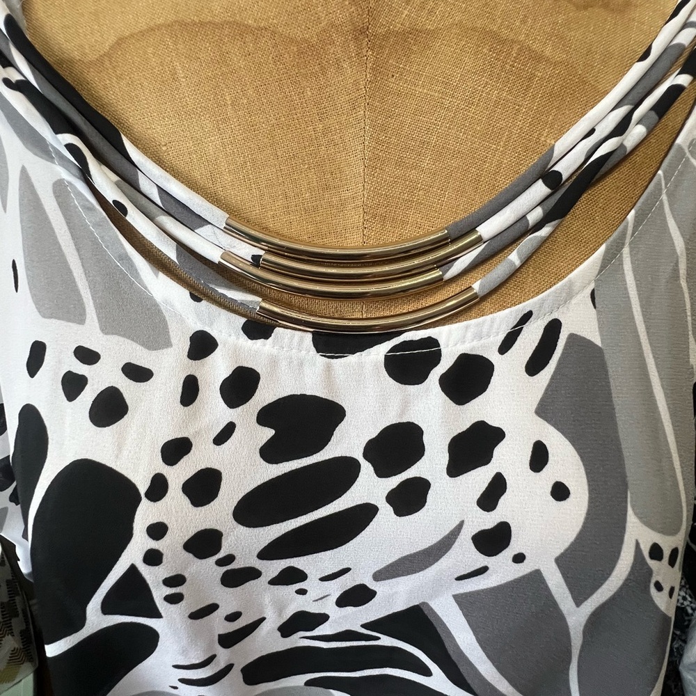 BOLD elements Monochrome Cold Shoulder Floral Blouse NWT XL - Picture 7 of 10